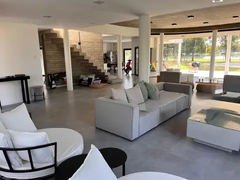 Casa 5 ambientes con 4 baños