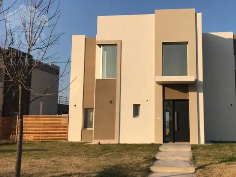 Casa en Alquiler de 4 dormitorios