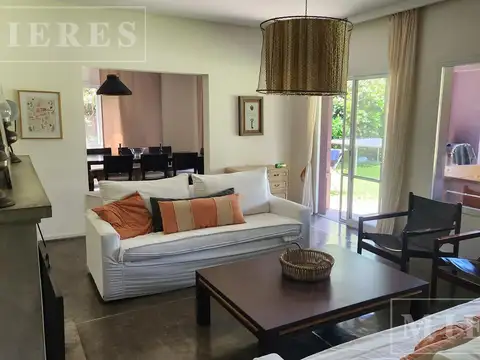 Casa 5 ambientes con 3 baños