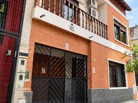 imponente casa con jardin