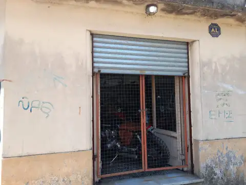 CASA CON PATIO, GARAGE Y LOCAL EN ESQUINA. TERRENO DE 234 M2