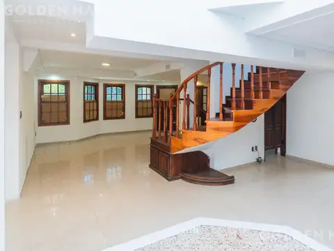 Casa en Alquiler con 3 cocheras