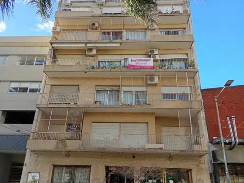 Venta Dpto. 3 amb. con dependencia de serv. o 3° dormit.