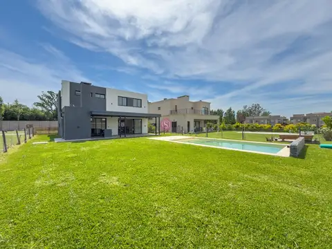 Casa 5 ambientes con 4 baños