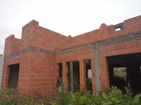 Vendo Lote con edificacion a terminar, calle Justa Lima 2100