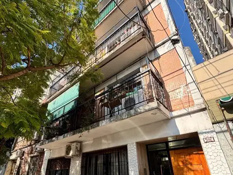 2 Ambientes con balcón corrido c/fte.