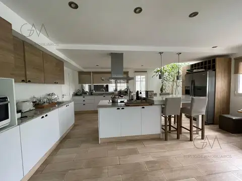Casa en Venta con 2 cocheras