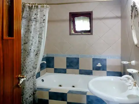 Casa 6 ambientes con 2 baños