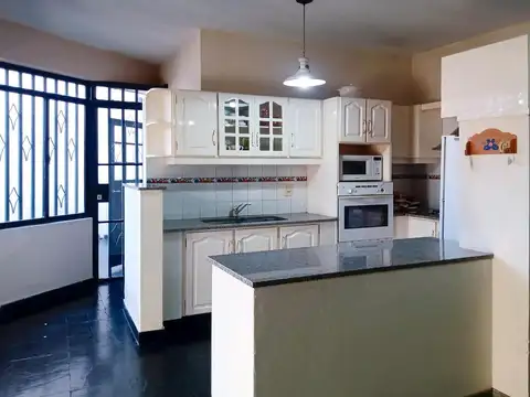 VENTA/PERMUTA - Casa de 3 dormitorios con cochera y local comercial. Bella Vista, Rosario.