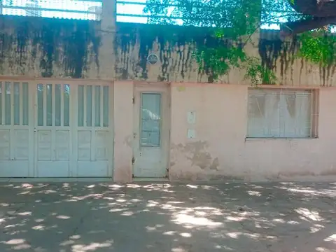 CASA 2 DORMITORIOS CON PATIO ESMERALDA Y AV. URIBURU