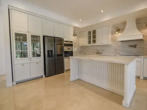 Casa en Venta con 4 cocheras