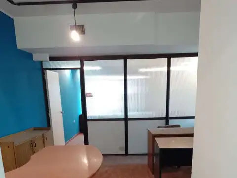 Oficina en excelente estado, al frente con balcon. Edificio de categoría.