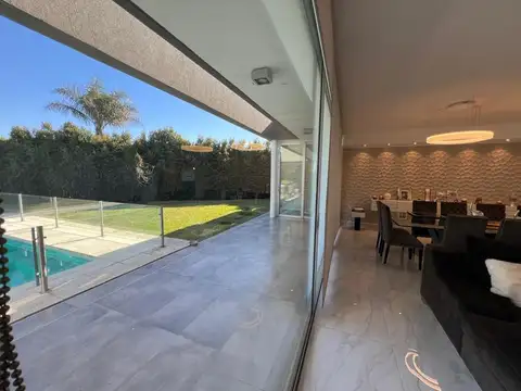 Casa en Venta con 8 cocheras