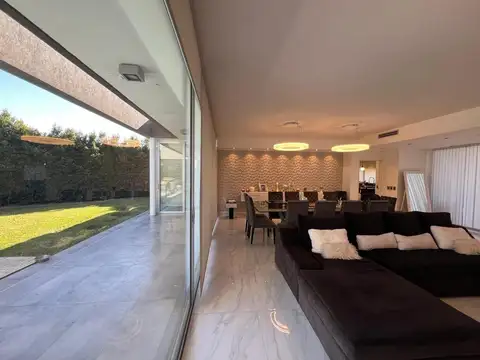 Casa 6 ambientes con 4 baños