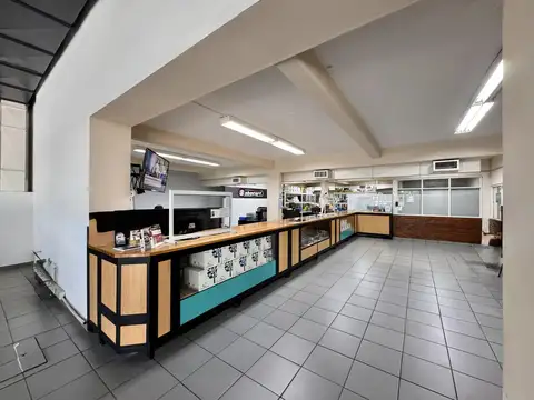 Local comercial con gran galpón