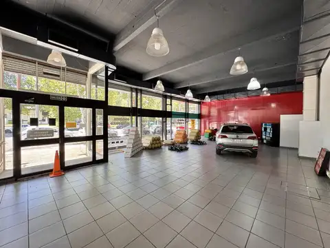 Local comercial con gran galpón