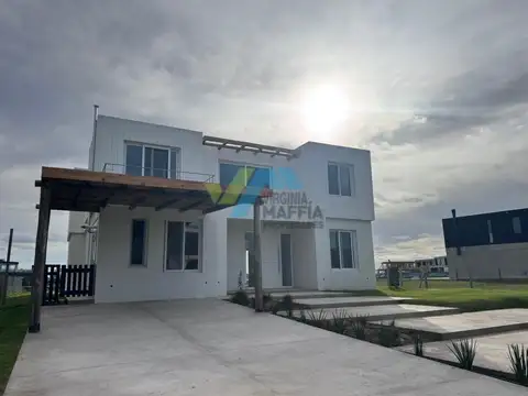 Casa 8 ambientes con 5 baños