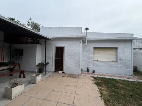 VENTA DE 2  CASAS  CON COCHERA  EN PILAR CENTRO