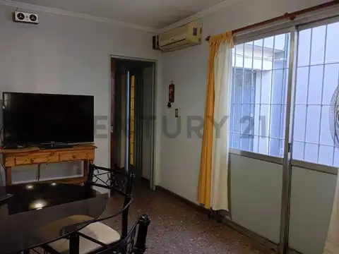 VENTA DE CASA, LOCAL Y TRES DEPARTAMENTOS DE DOS AMBIENTES EN HURLINGHAM