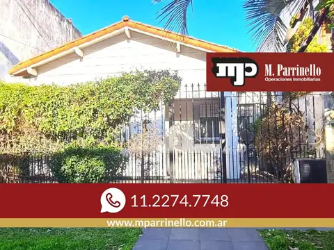 OPORTUNIDAD! Casa de 4 ambientes a refaccionar con patio, parrilla y terraza todo en PB-En Venta.