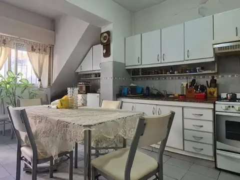 OPORTUNIDAD! Casa de 4 ambientes a refaccionar con patio, parrilla y terraza todo en PB-En Venta.