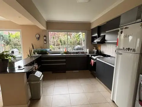 Casa 7 ambientes con 2 baños