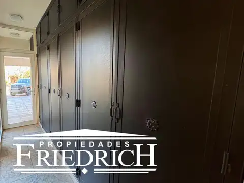 Casa en Venta con 4 cocheras