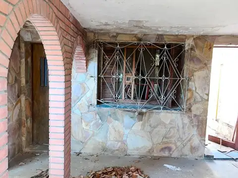 Casa 5 ambientes con 1 baño