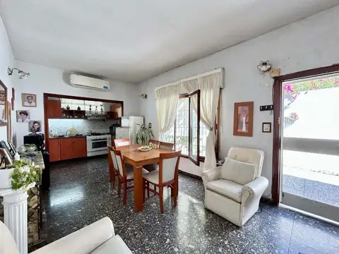 Casa en Alquiler con 2 cocheras