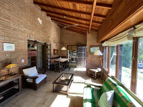 Casa 4 ambientes con 2 baños