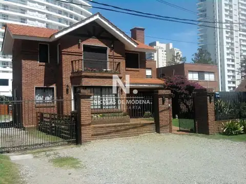 Linda casa, ubicada sobre Parada 4 de playa Mansa, Punta del Este