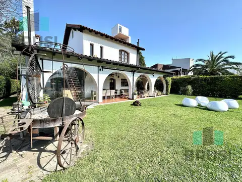 Casa en Venta con 3 cocheras