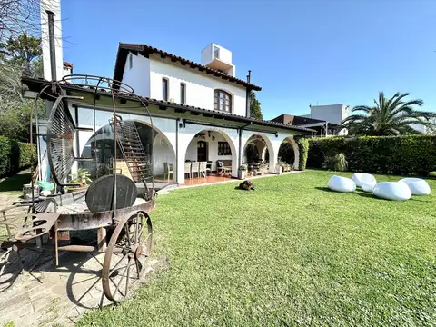 Casa en Venta con 3 cocheras