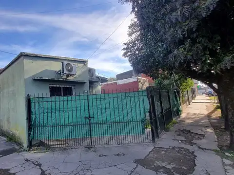 Vendo 2 casas sobre amplio lote Moreno zona oeste