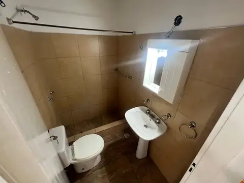 Casa 6 ambientes con 2 baños