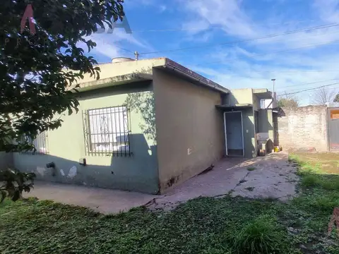 Vendo 2 casas sobre amplio lote Moreno zona oeste