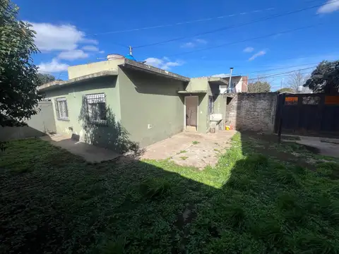 Vendo 2 casas sobre amplio lote Moreno zona oeste