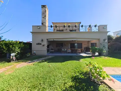 Casa en Venta con 3 cocheras