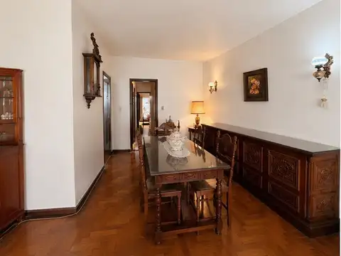 Casa de 5 ambientes más playroom, cochera, terraza y patio en Villa Devoto