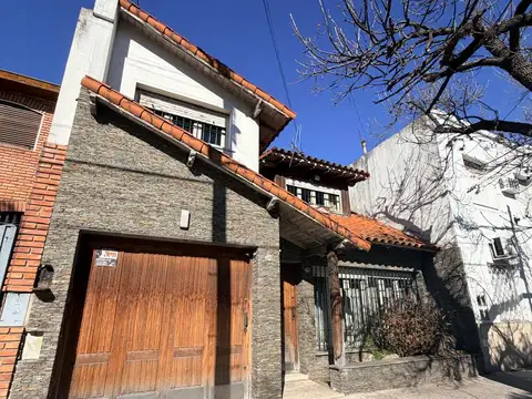 Casa de 5 ambientes más playroom, cochera, terraza y patio en Villa Devoto