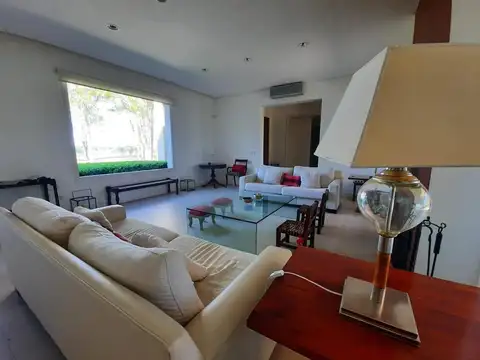 Casa 6 ambientes con 5 baños