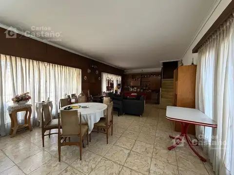 Sobre doble frente. Casa 4 ambientes, con gran parque. Cuenta con garaje.