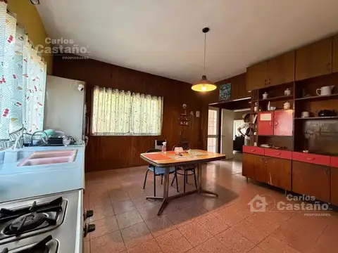 Casa 4 ambientes con 2 baños