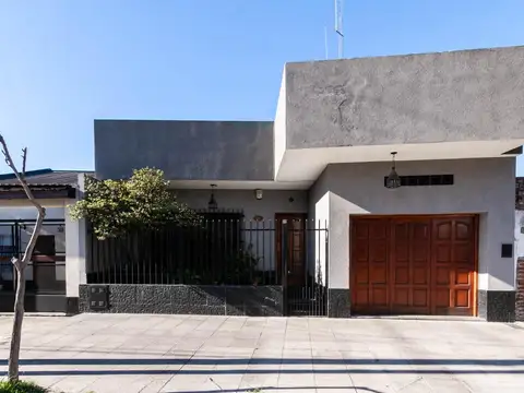 Casa en venta de cuatro ambientes con quincho y cochera