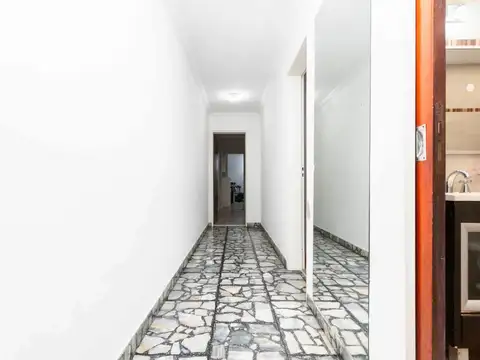 Casa en venta de cuatro ambientes con quincho y cochera