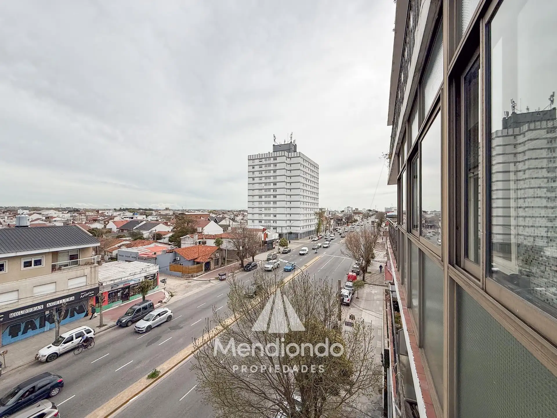 Departamento 2 ambientes al frente con balcón, zona Primera Junta