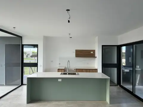 Casa 5 ambientes con 3 baños