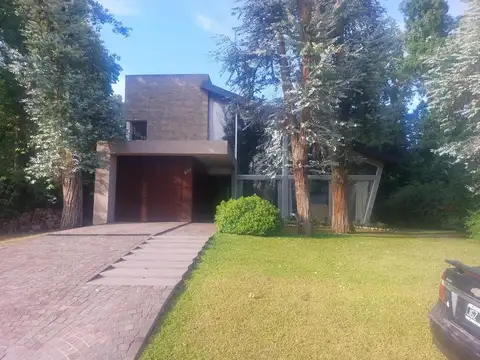 CASA CON ESPECTACULAR DISEÑO Y ESTADO INMEJORABLE   