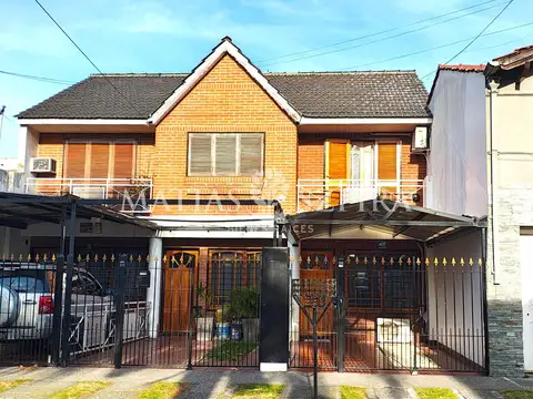 Casa en venta en Haedo Sur,  de 3 ambientes con fondo parquizado y cochera.