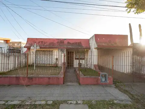 Casa en venta de 2 dormitorios a reciclar en F.L.B
